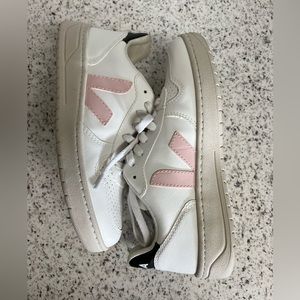 Veja V-10 Sneaker